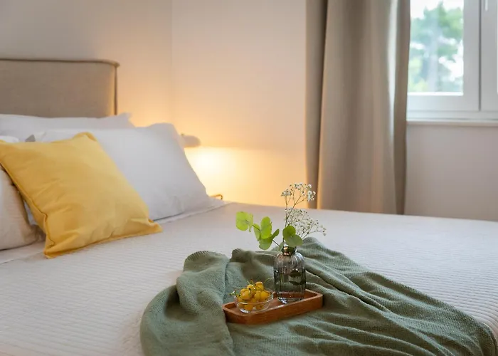 Summer House Lea - With Heated Pool And Sea View Villa