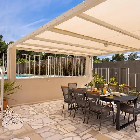 Summer House Lea - With Heated Pool And Sea View *