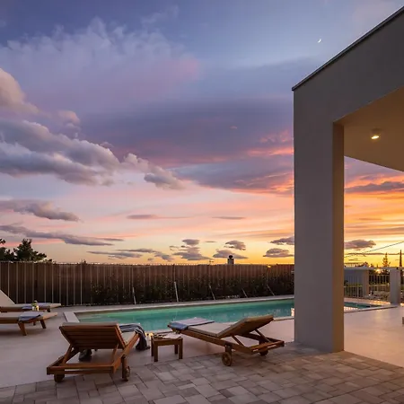 Summer House Lea - With Heated Pool And Sea View Villa *
