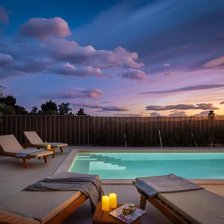Summer House Lea - With Heated Pool And Sea View Bast