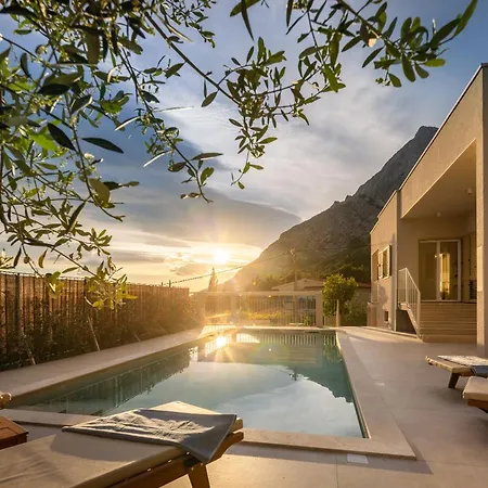 Summer House Lea - With Heated Pool And Sea View