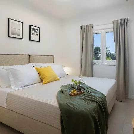 Summer House Lea - With Heated Pool And Sea View * Bast