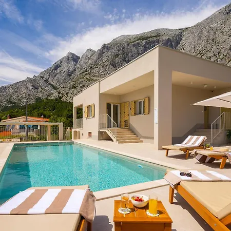 Summer House Lea - With Heated Pool And Sea View Bast
