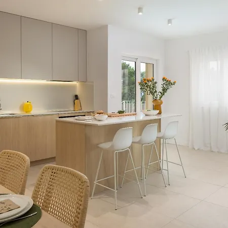 Summer House Lea - With Heated Pool And Sea View