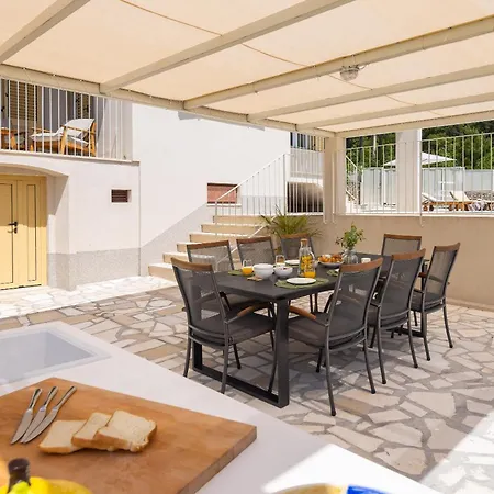 Summer House Lea - With Heated Pool And Sea View *