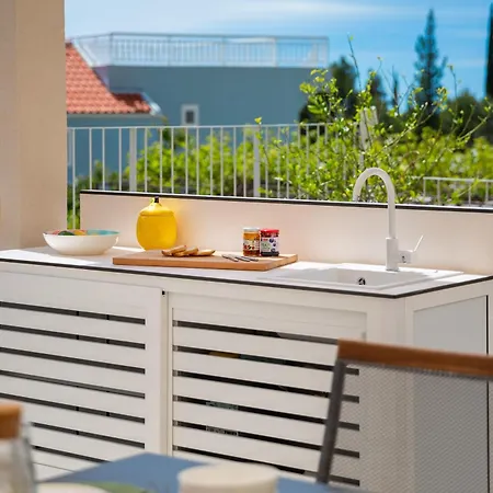 Summer House Lea - With Heated Pool And Sea View Bast