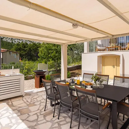 Summer House Lea - With Heated Pool And Sea View
