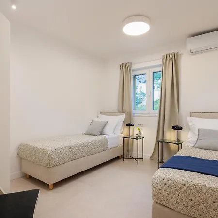 Summer House Lea - With Heated Pool And Sea View Vila