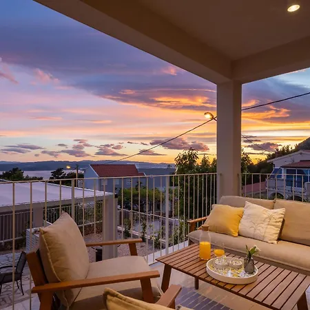 Summer House Lea - With Heated Pool And Sea View *