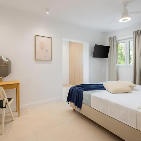 Summer House Lea - With Heated Pool And Sea View Bast