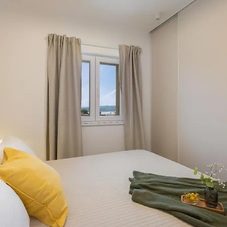 Summer House Lea - With Heated Pool And Sea View Vila