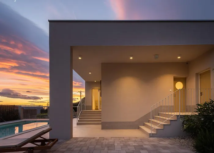 Βίλα Summer House Lea - With Heated Pool And Sea View Bast