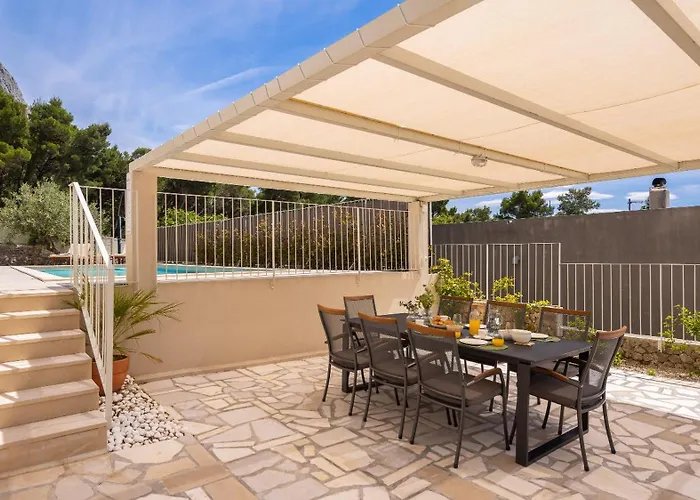 Summer House Lea - With Heated Pool And Sea View *