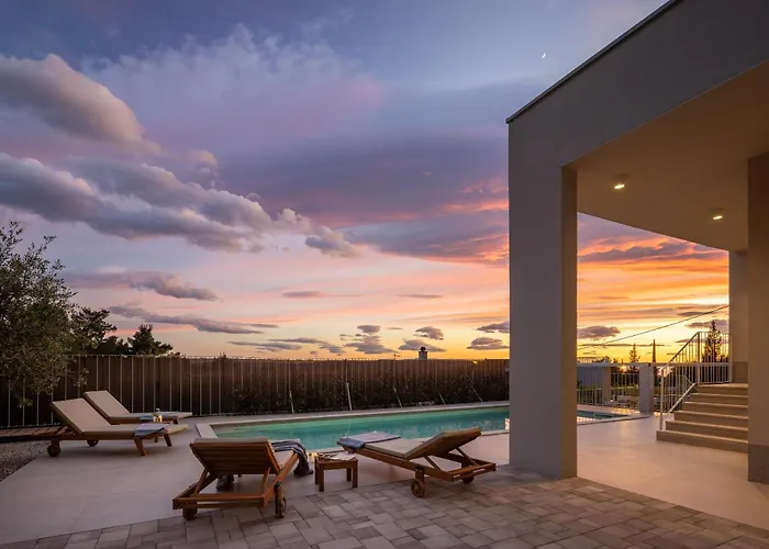Summer House Lea - With Heated Pool And Sea View Βίλα *