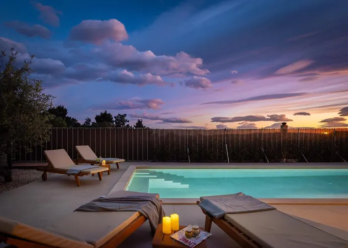 Summer House Lea - With Heated Pool And Sea View Bast