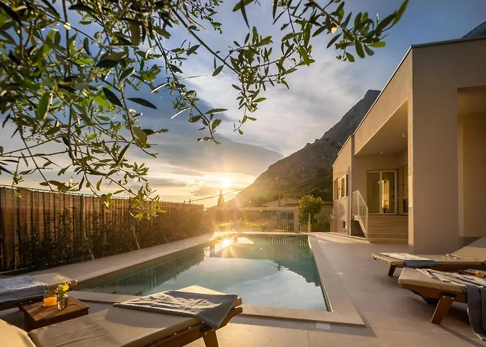 Summer House Lea - With Heated Pool And Sea View