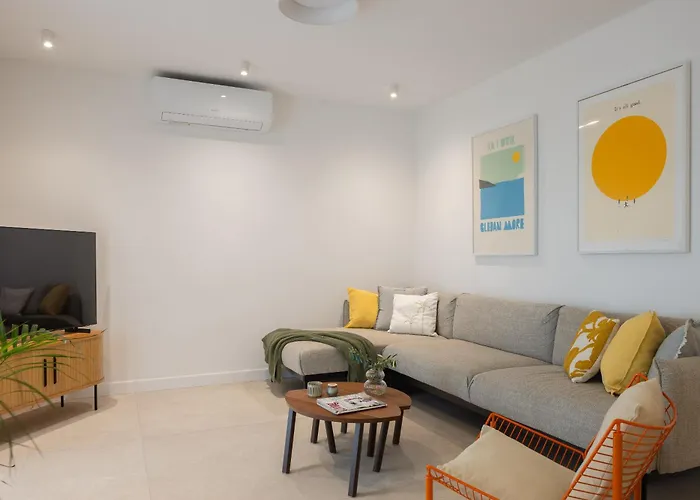 Summer House Lea - With Heated Pool And Sea View