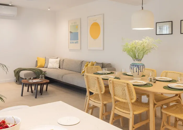 Summer House Lea - With Heated Pool And Sea View Βίλα