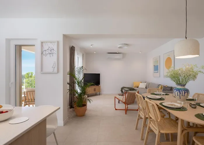 Βίλα Summer House Lea - With Heated Pool And Sea View Bast