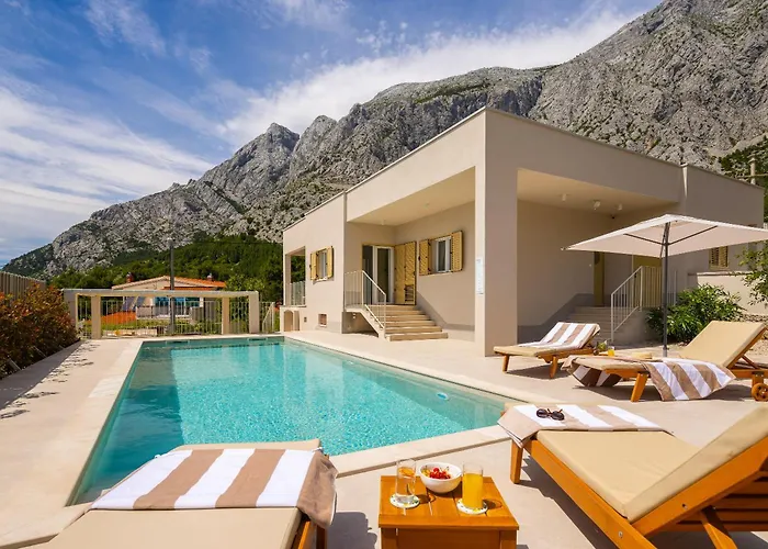 Summer House Lea - With Heated Pool And Sea View Bast