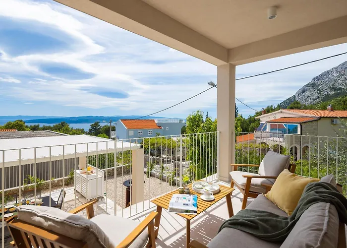 Summer House Lea - With Heated Pool And Sea View Βίλα