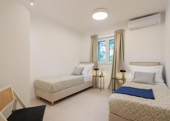 Summer House Lea - With Heated Pool And Sea View Βίλα
