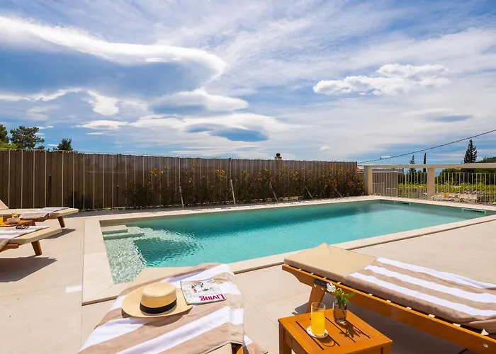 Βίλα Summer House Lea - With Heated Pool And Sea View *