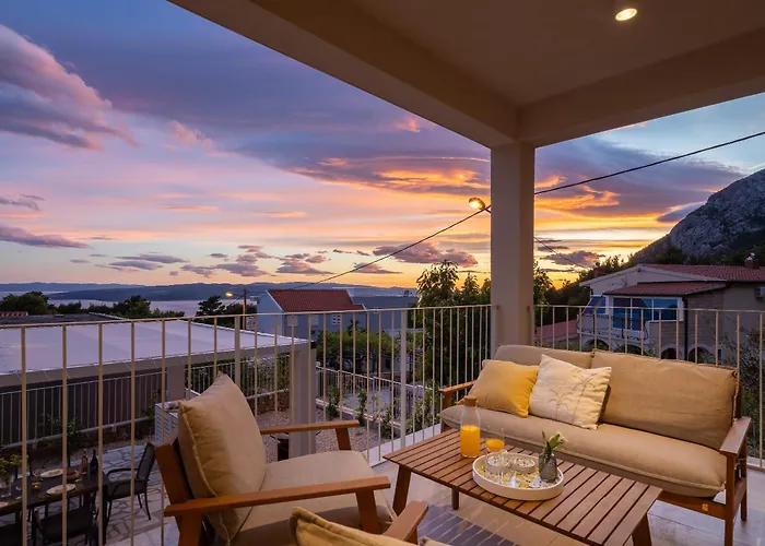 Summer House Lea - With Heated Pool And Sea View *