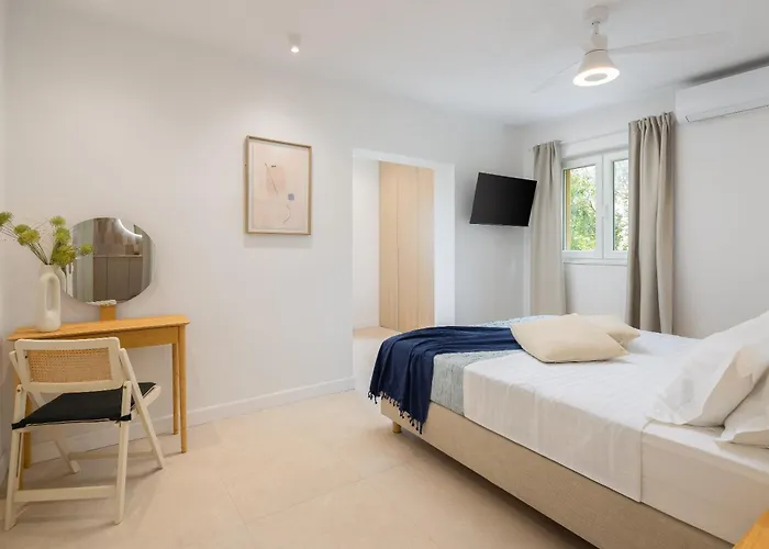 Summer House Lea - With Heated Pool And Sea View Bast