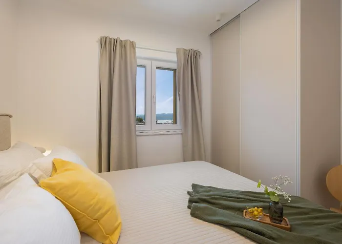Summer House Lea - With Heated Pool And Sea View Βίλα