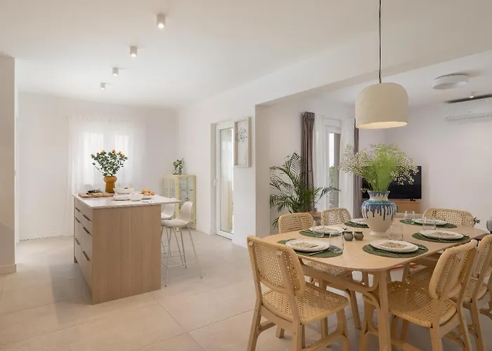 Βίλα Summer House Lea - With Heated Pool And Sea View