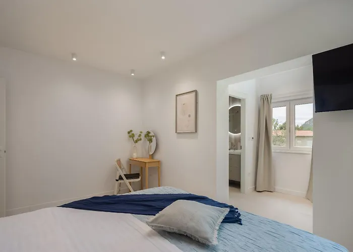 Summer House Lea - With Heated Pool And Sea View Βίλα
