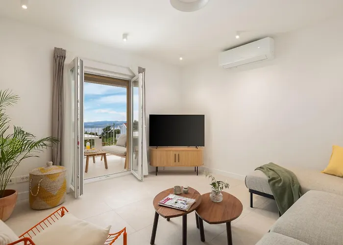 Summer House Lea - With Heated Pool And Sea View Βίλα
